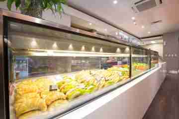 How to choose the right refrigerated display case